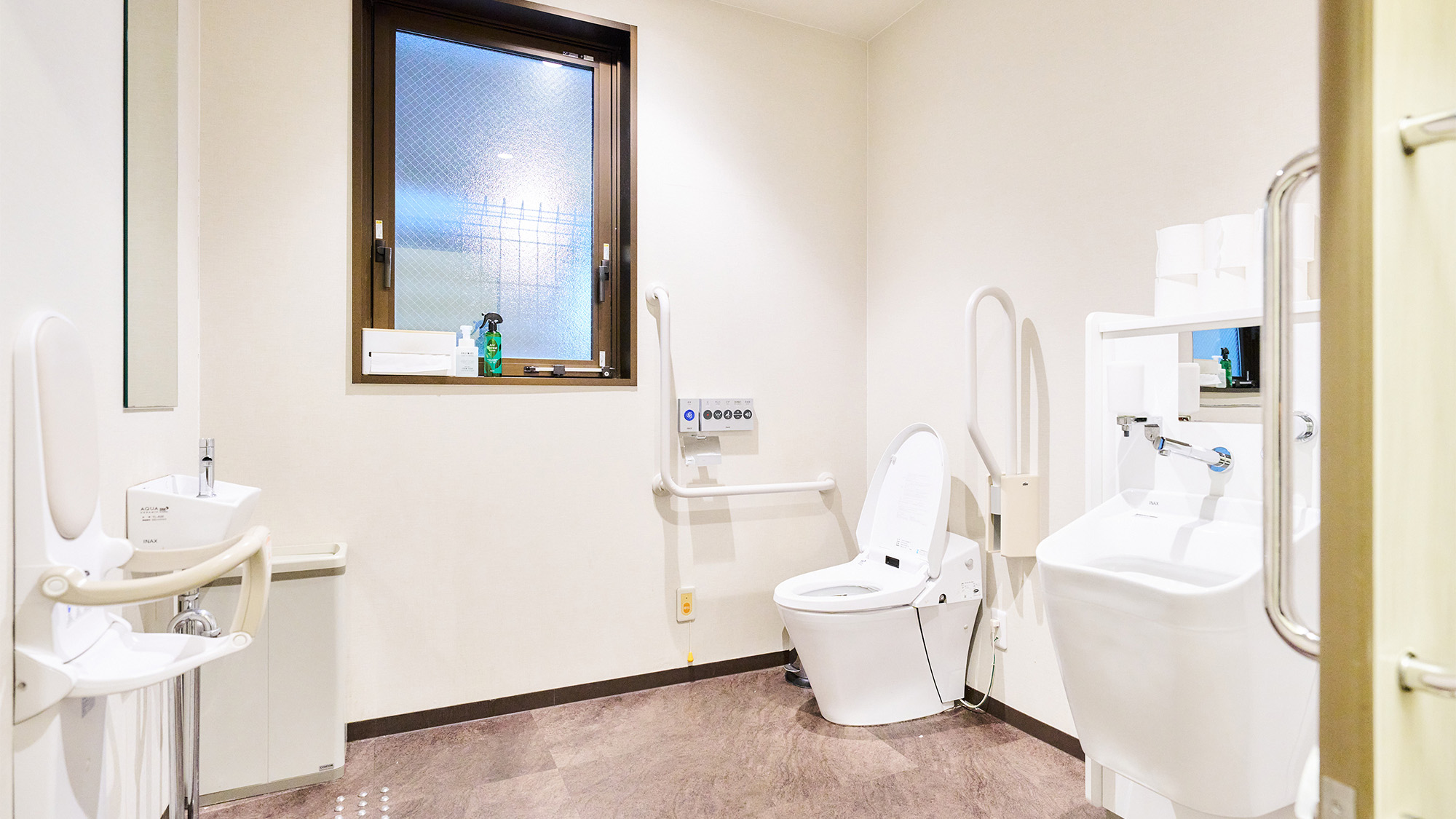 ・【多機能トイレ】バリアフリーで様々な方に安心してお使いいただけます