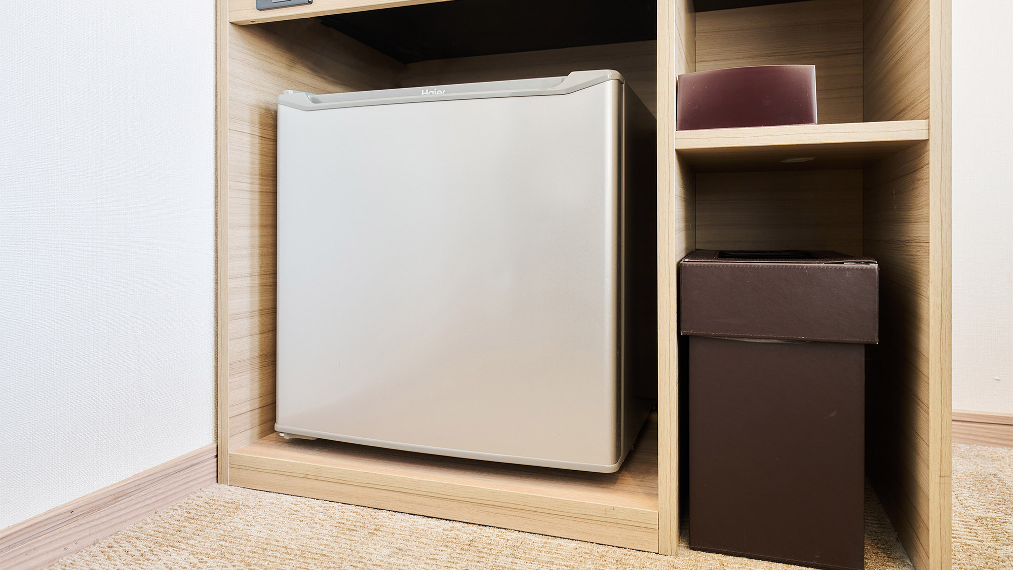 ・【ミニ冷蔵庫】冷たい飲み物や調達した食料などの保冷に　各部屋に完備しています