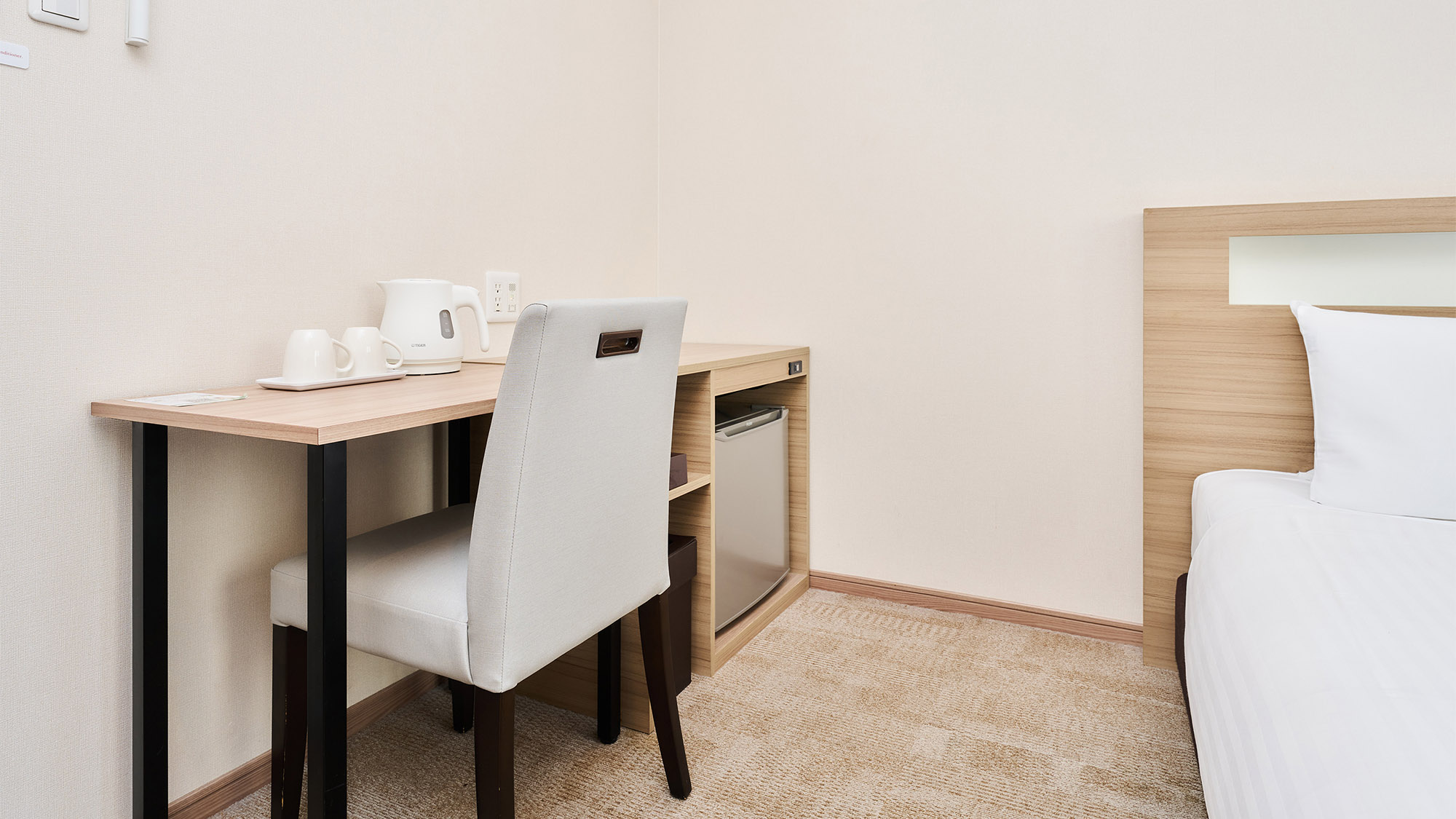 ・【コンフォートダブル】ちょっとした作業に便利なテーブルと椅子がありビジネスでのご利用にも快適です