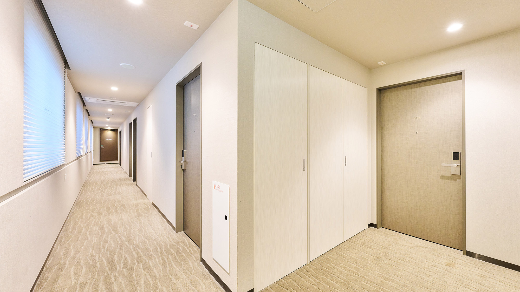 ・【館内廊下】明るく落ち着いた雰囲気の廊下でみなさまをお迎えします