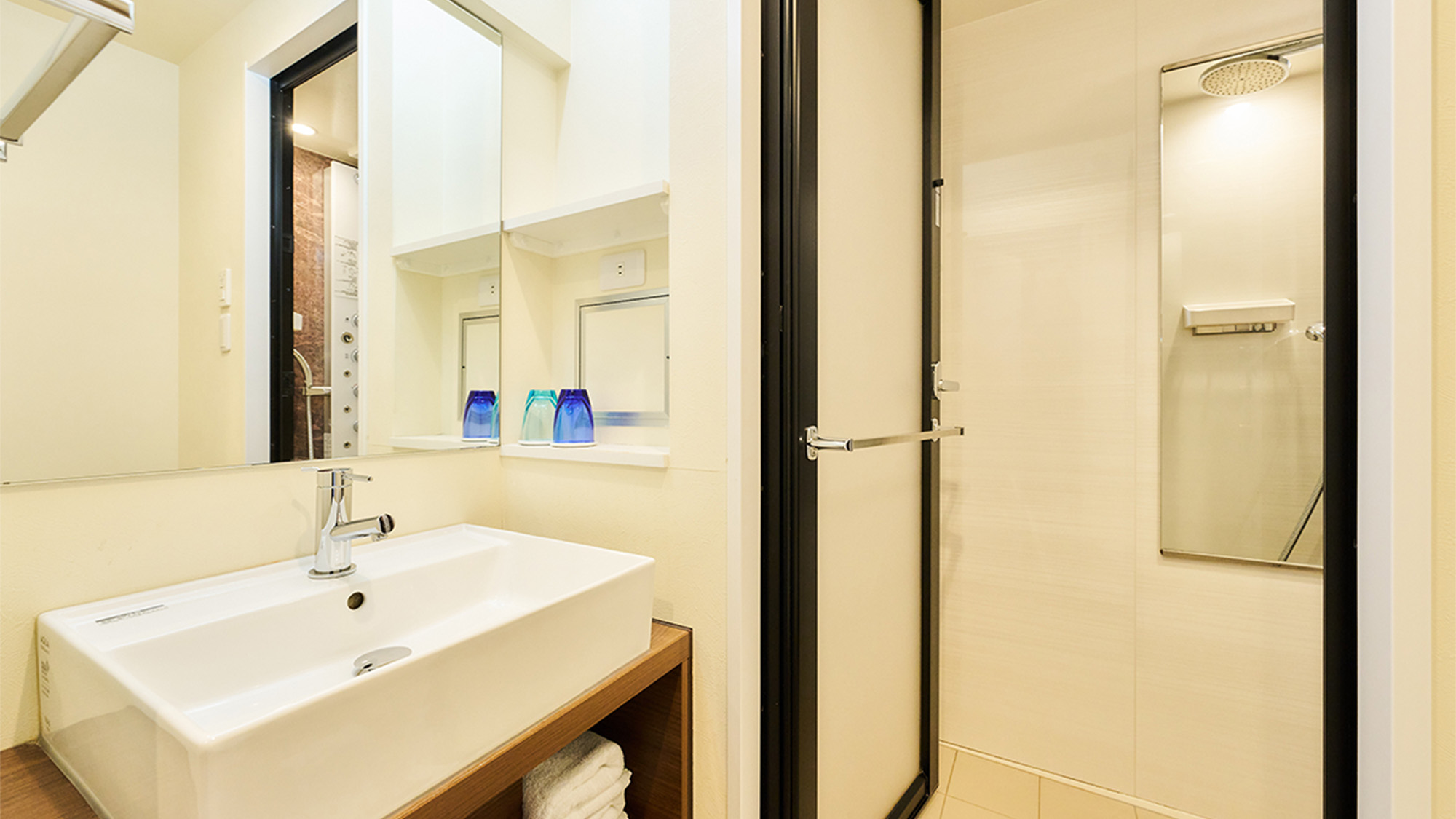 ・【コンフォートダブル】スッキリとしたデザインで統一　清潔感のある洗面所