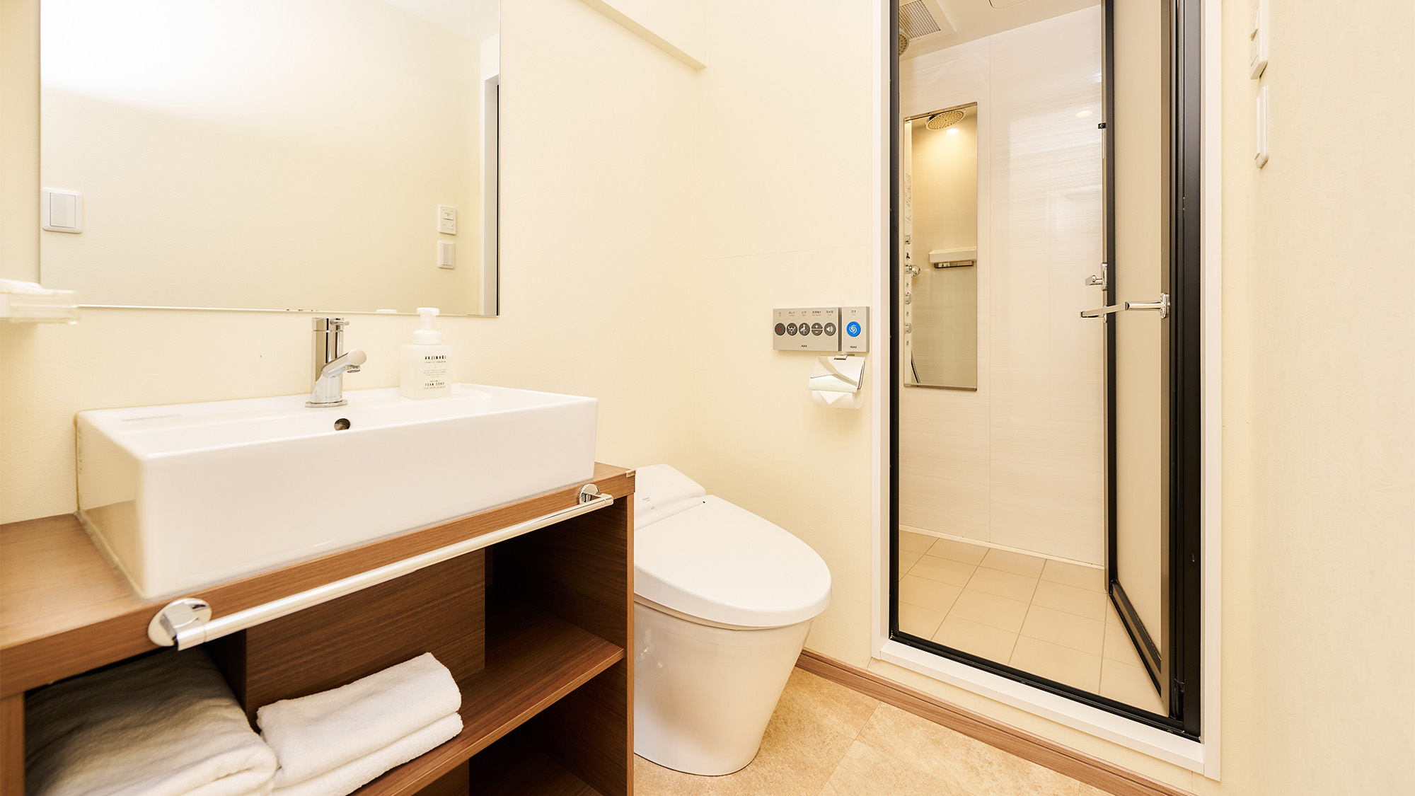 ・【デラックスツイン／ハリウッドツイン】大きな鏡と広々とした空間でゆったりとお使いいただけます