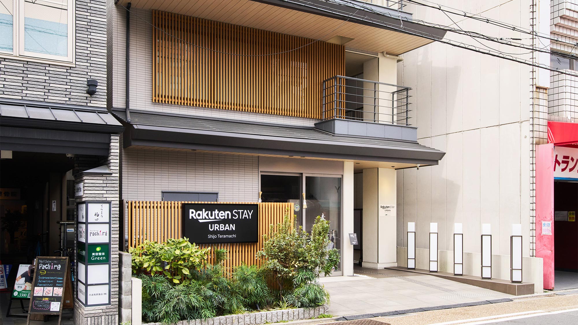 ・【外観】正面向かって、左側の通路へ入るとフロントがございます