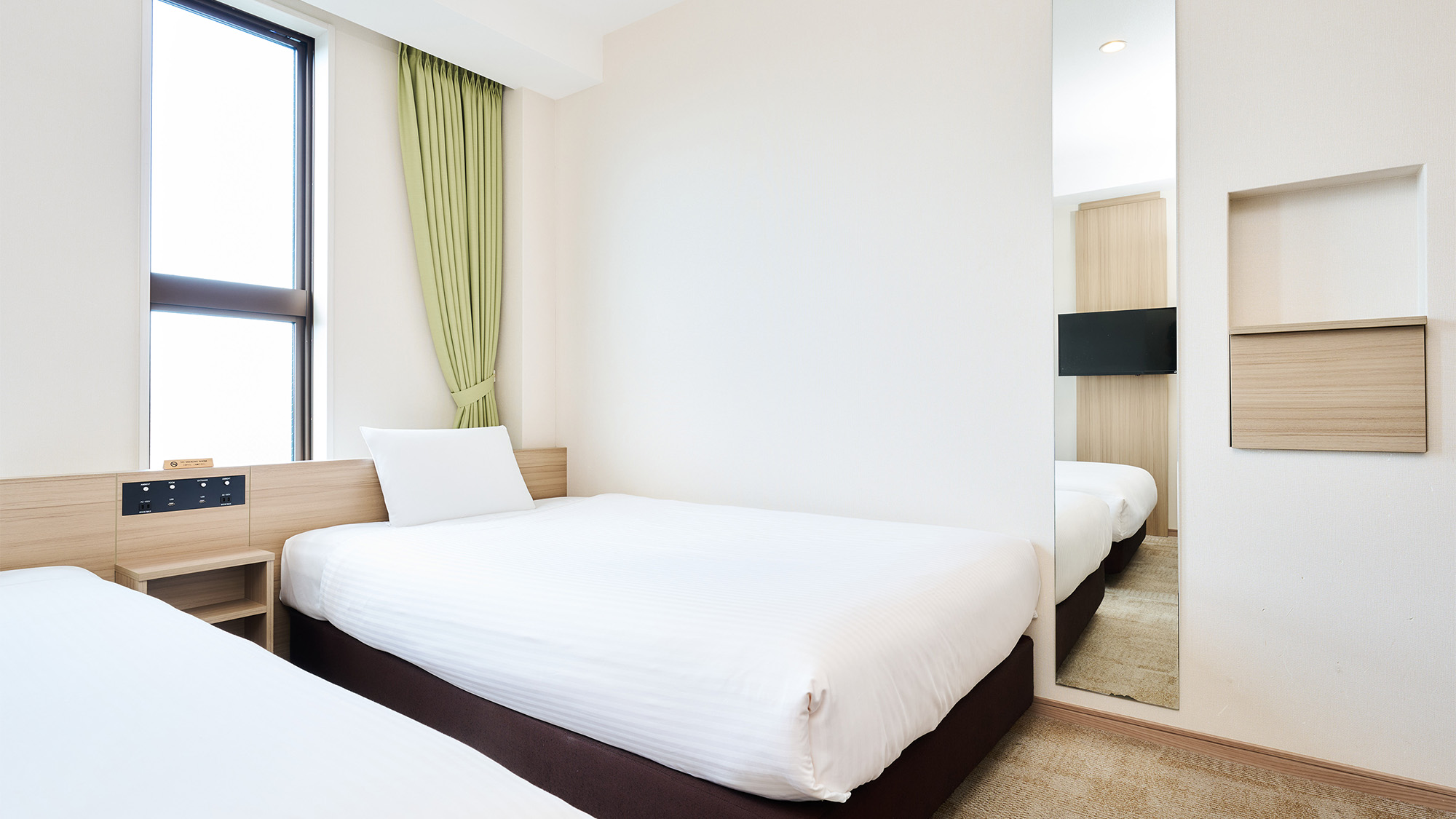 ・【デラックスツイン】朝の身支度に嬉しい　全身が映る大きな鏡がございます