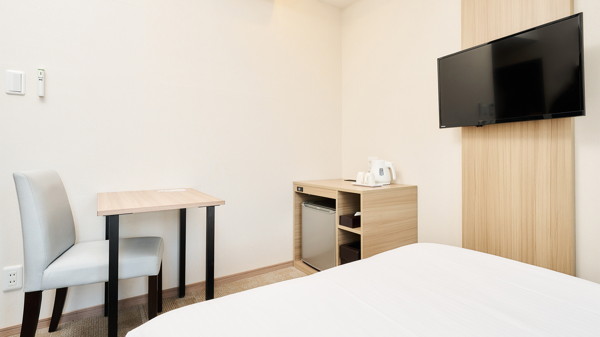 ・【デラックスツイン】テーブルと椅子がございます　お茶を飲んだりくつろぎ時間にお使いください　