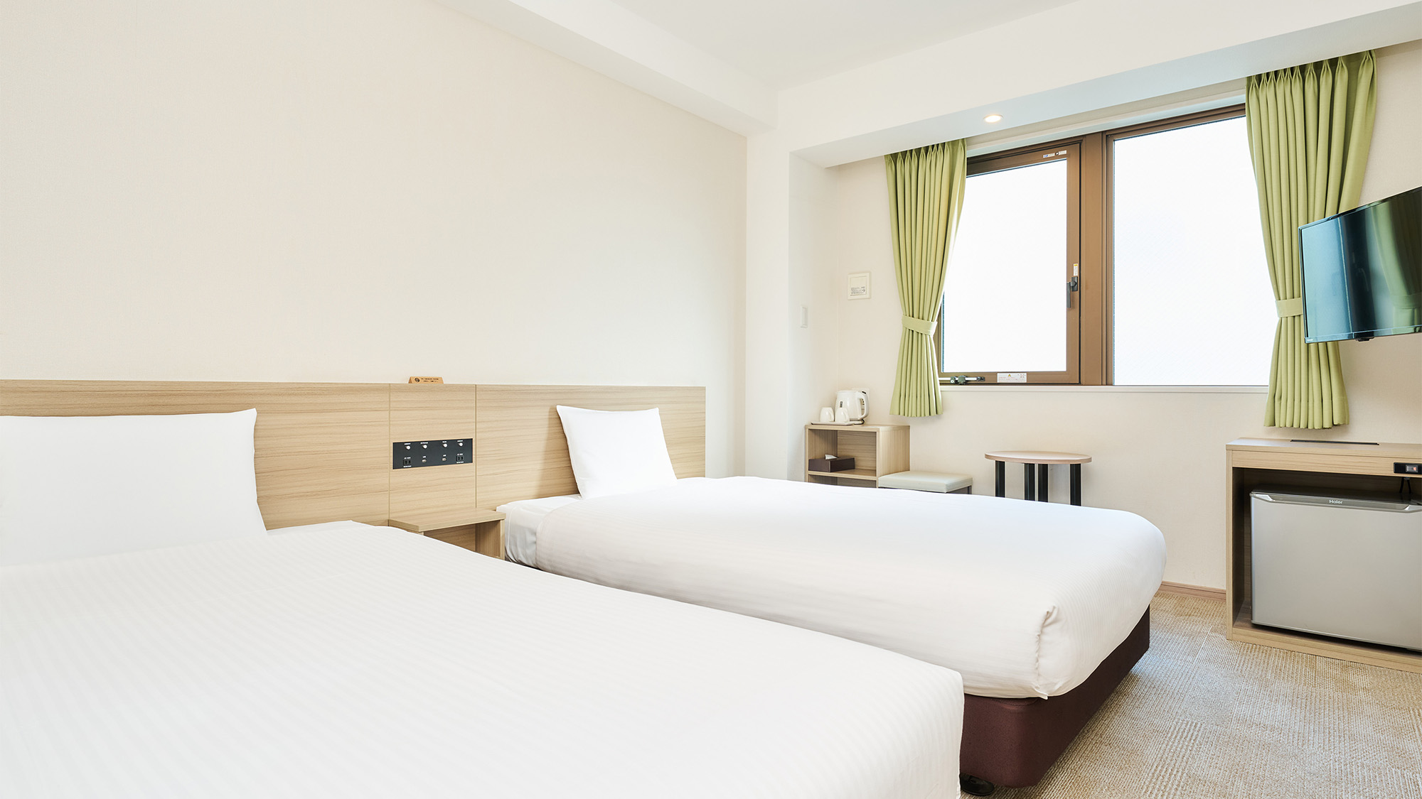 ・【スタンダードツイン】120cm幅のセミダブルサイズのベッドを2台設置　ゆったりお休みいただけます