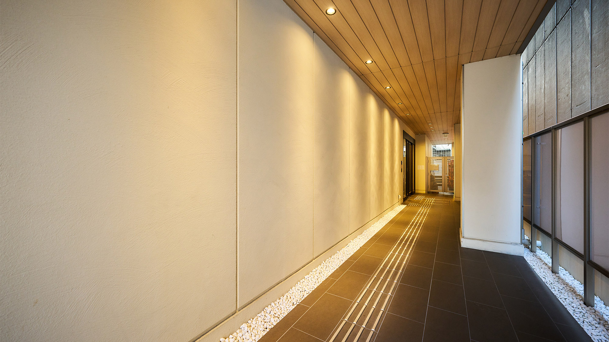 ・【エントランス】阪急京都線「京都河原町駅」より徒歩4分の好立地な場所にございます