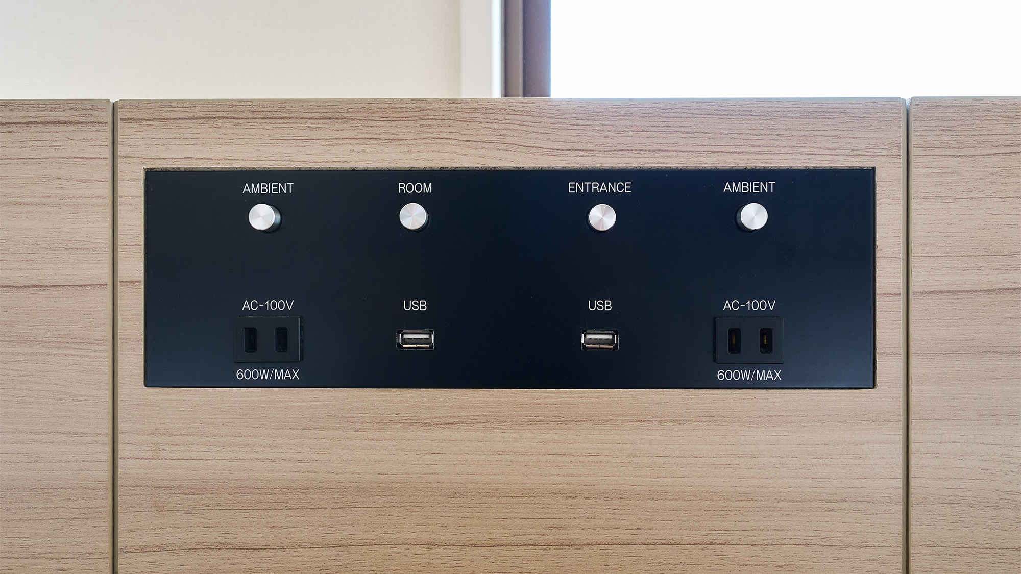 ・【ヘッドボード照明ボタン】室内照明のON・OFFスイッチ　スマートフォンの充電もでき便利です