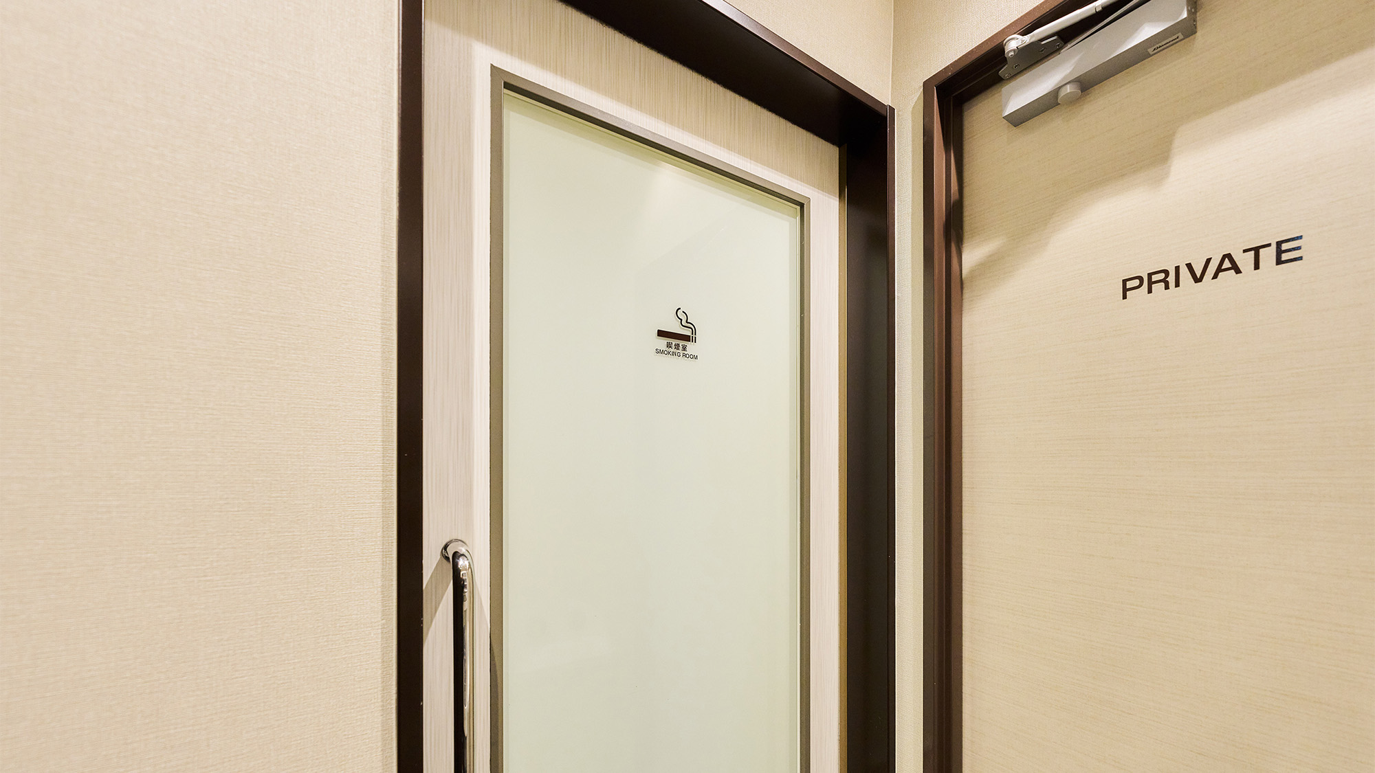 ・【喫煙室】喫煙者の方も安心　ホッと一息つける専用ルームは1Fフロントフロアにございます