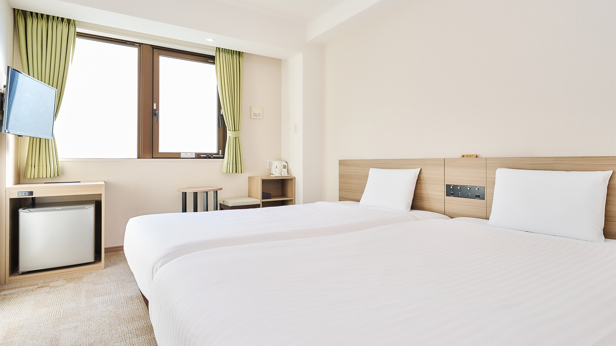 ・【ハリウッドツイン】2台のベッドをぴったりと設置　お子様連れのご家族やカップルに最適なお部屋