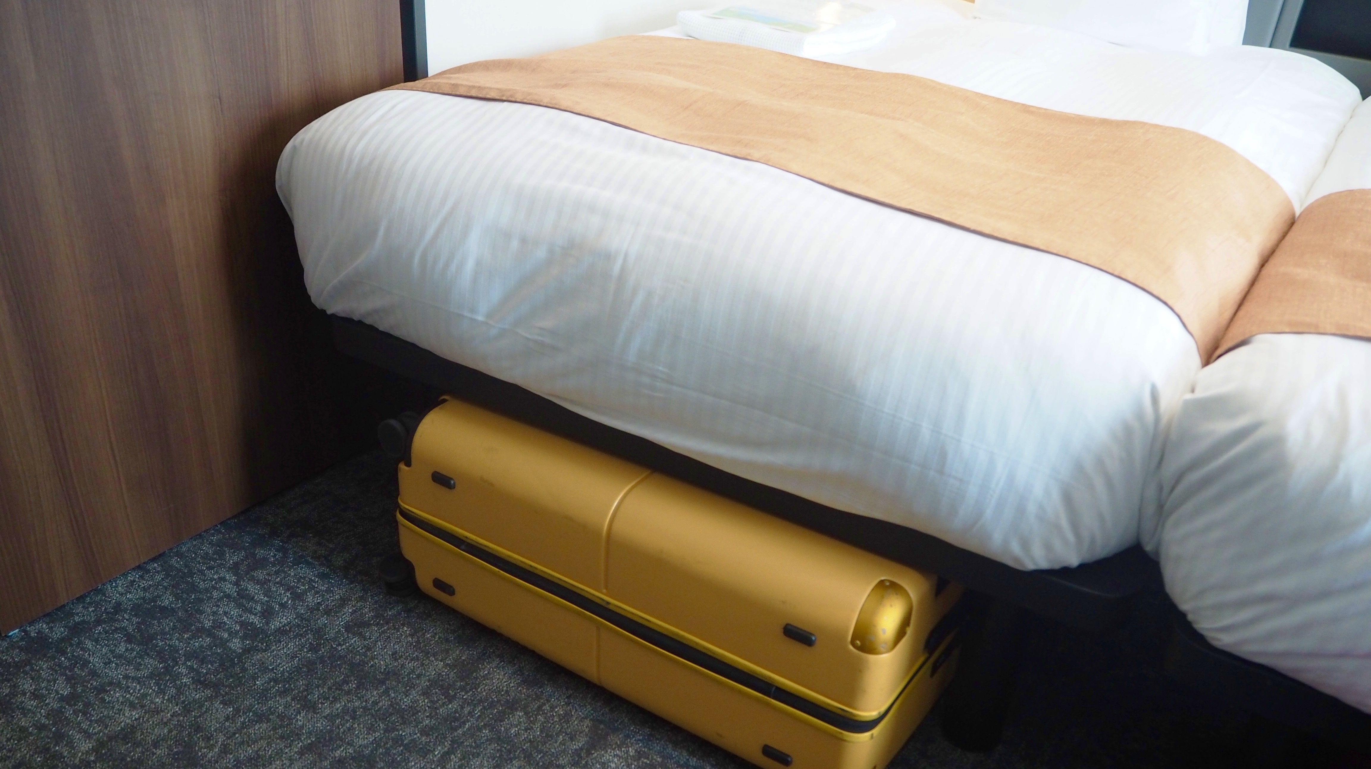 ベッド下にスーツケース収納可能です。