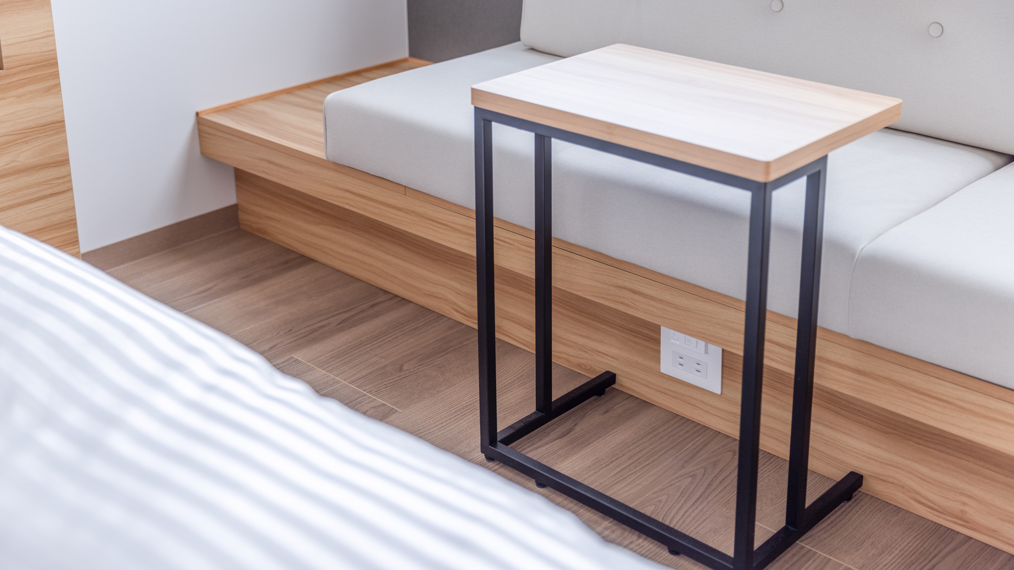 コンフォートシングル　ミニデスクと窓際ソファー