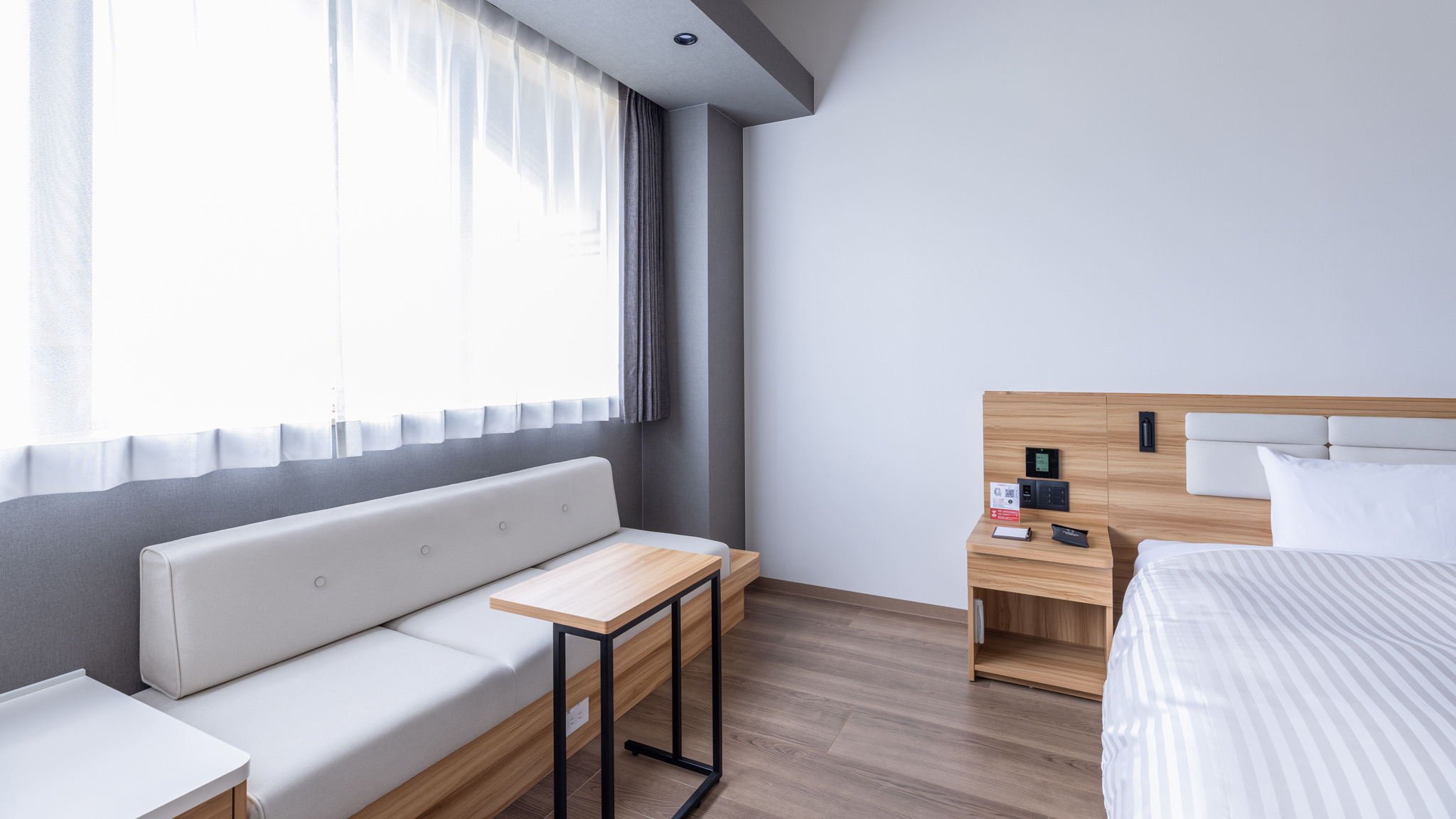 プレミアキング　ミニデスクと窓際ソファー