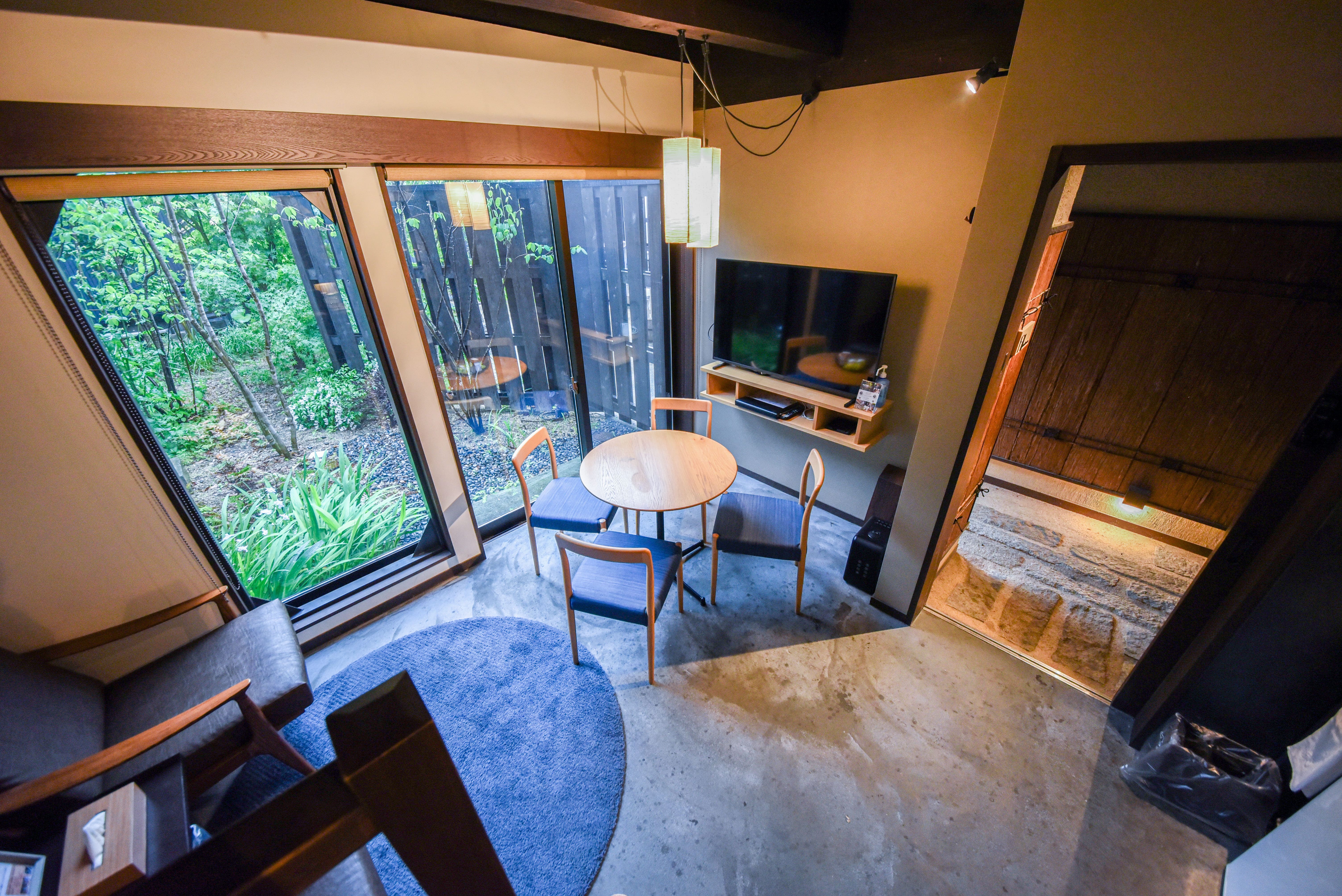 庭 -Court side room-｜リビング／Living room