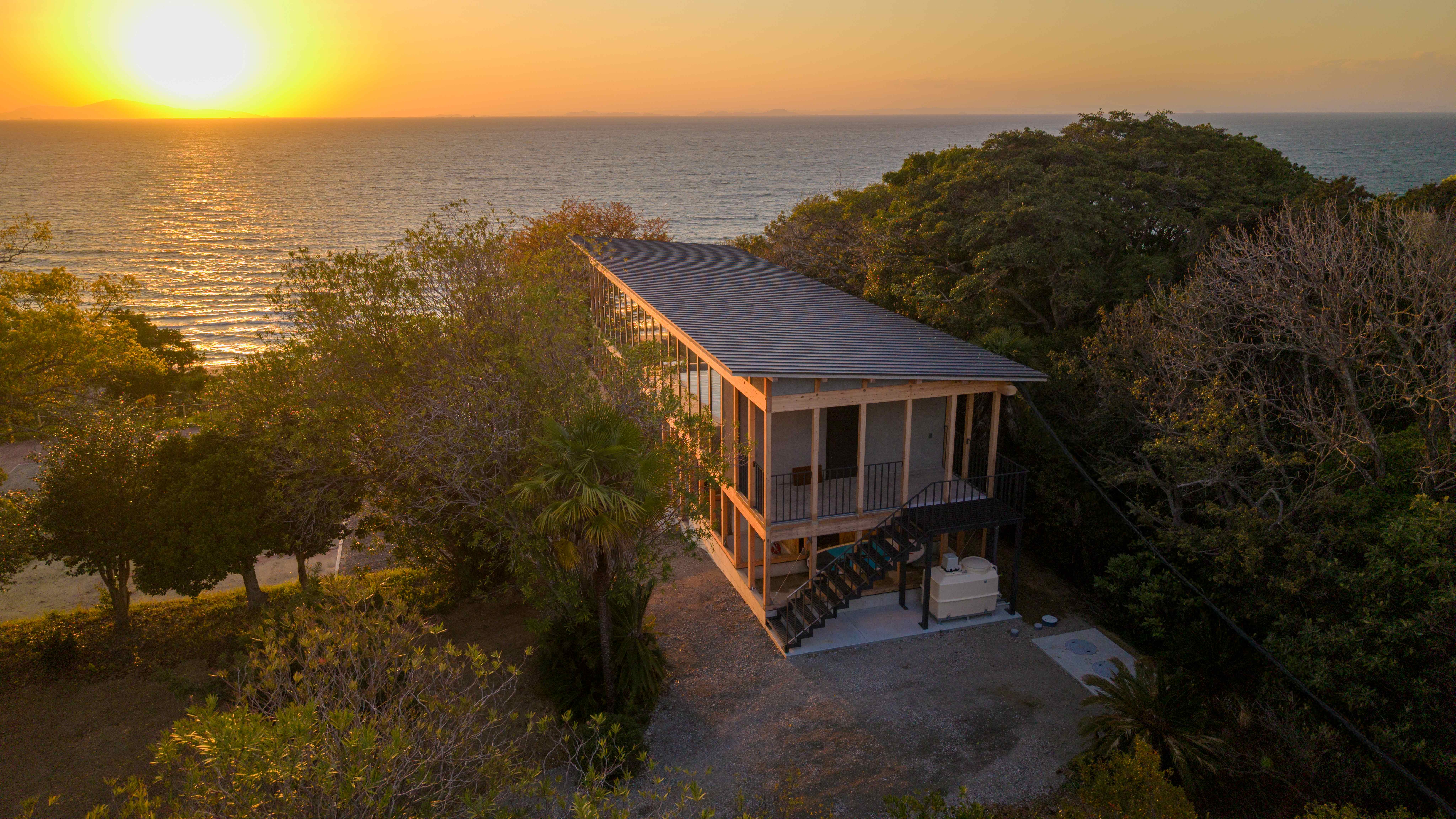 POOLHOUSE　外観SUNSET