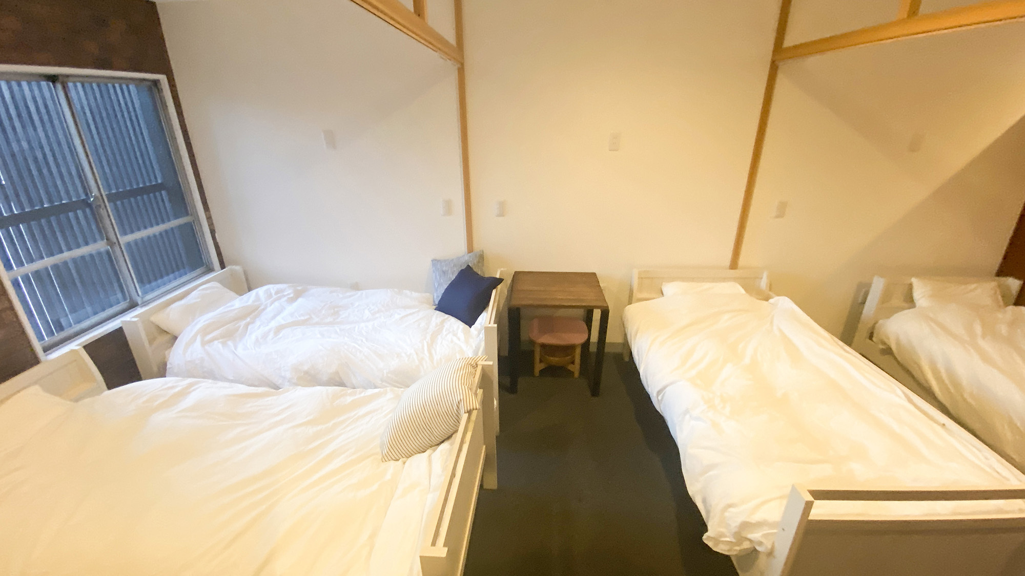 ・【4名用様半個室】シングルベッド4台を設置。半個室なので防音性はありません