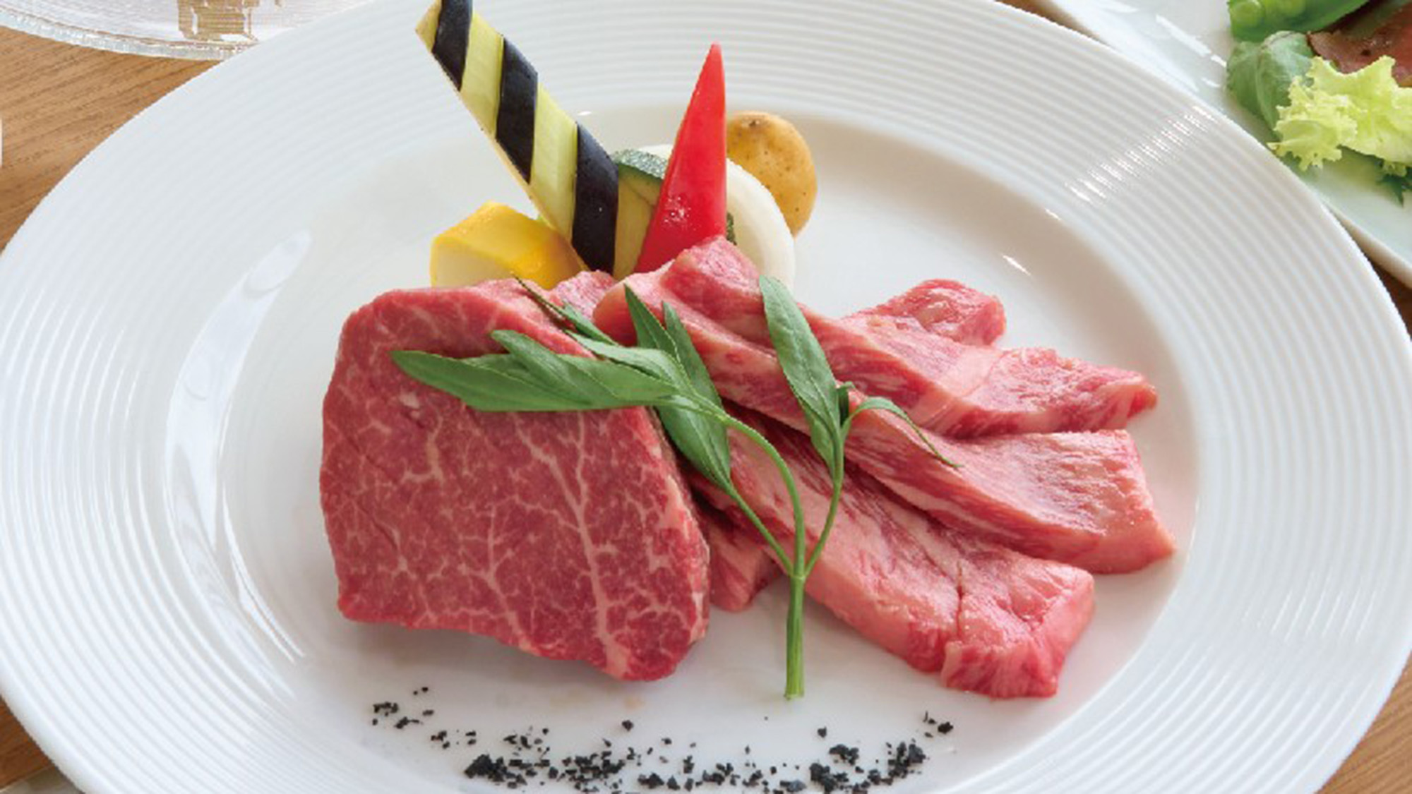 ・【夕食一例／土佐あかうしプレミアムステーキコース】サーロイン100g＆ヒレ75gのステーキ食べ比べ