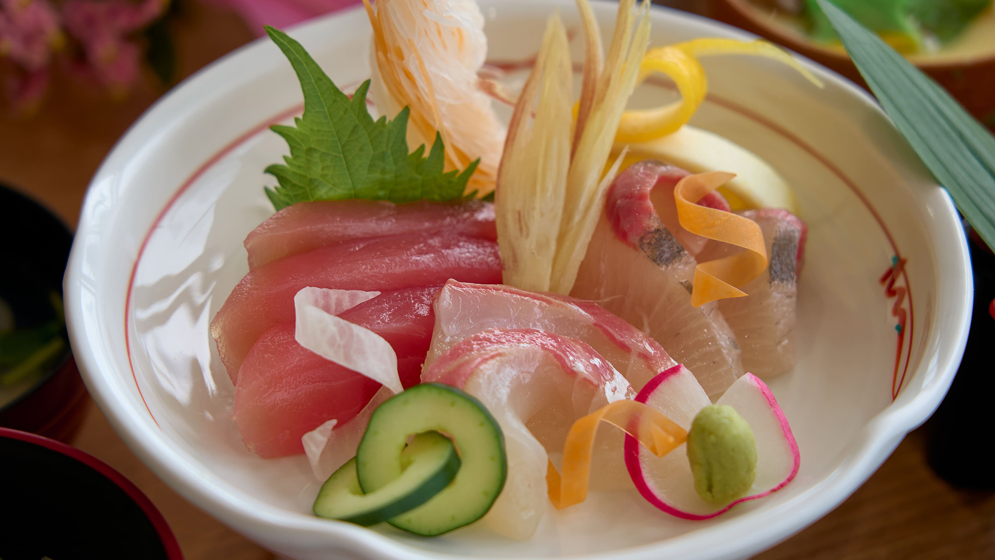 ・【夕食一例／煌めきの饗宴 ～土佐あかうし会席『雅(みやび)』】〈造り〉おまかせ刺盛り3種