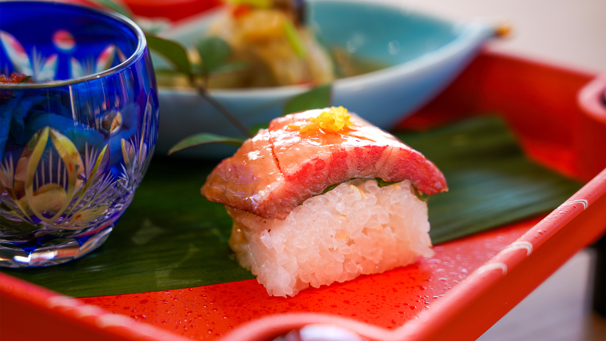 ・【土佐あかうしの棒寿司】軽くあぶったお肉は一口サイズの棒寿司でお楽しみいただけます