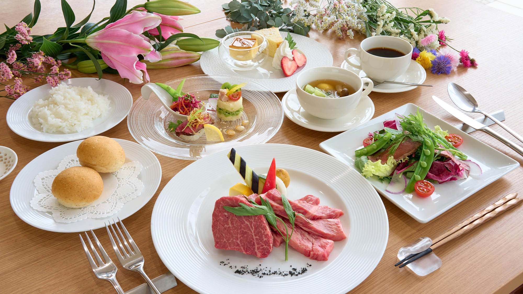 ・【夕食一例／土佐あかうしプレミアムステーキコース】彩り豊かな前菜とともに極上和牛をご堪能ください