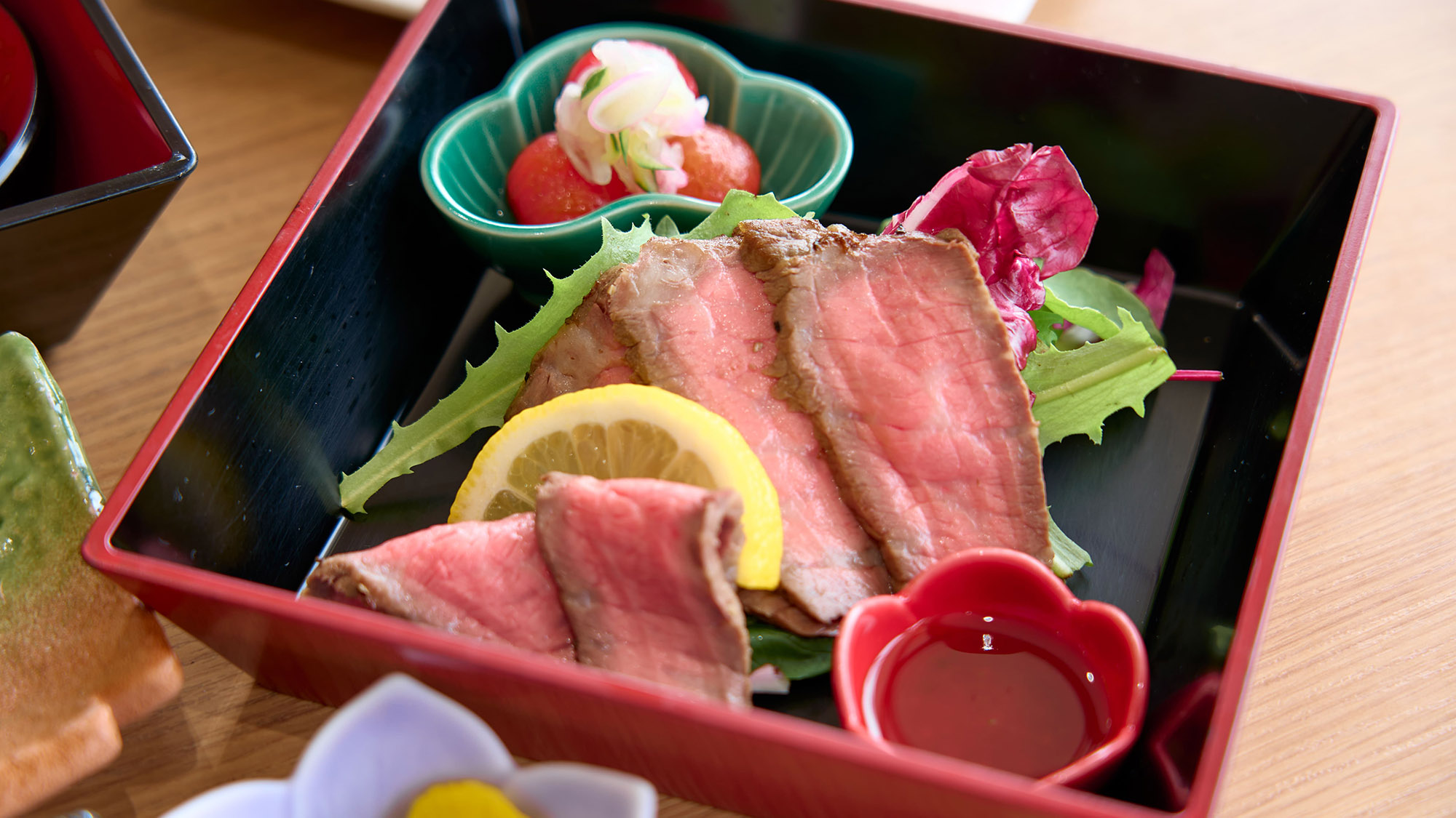 ・【夕食一例／あじさい御膳】『土佐あかうしローストビーフ』こだわりの土佐あかうし肉を贅沢にどうぞ