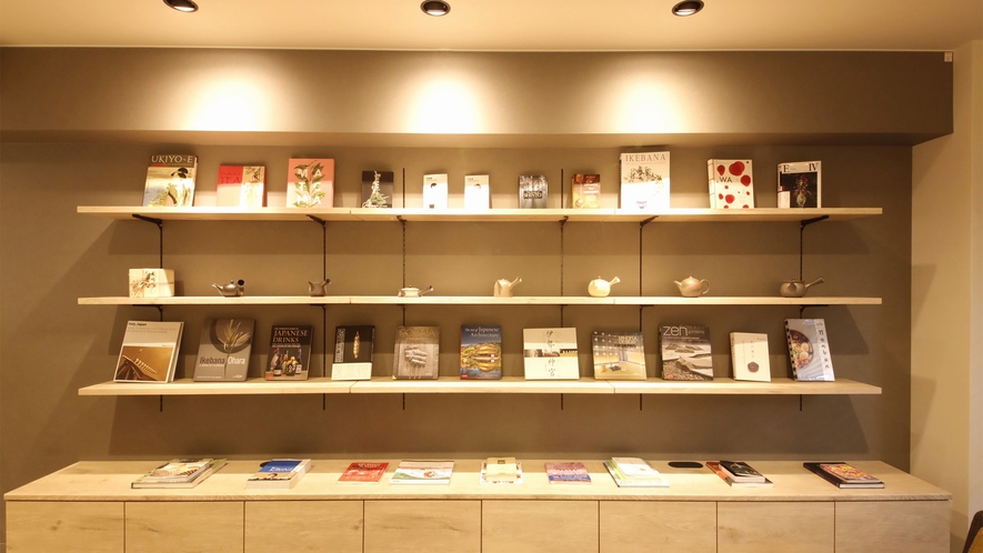 ・【ロビーラウンジ】日本の文化に関する本やガイドブックが並びます