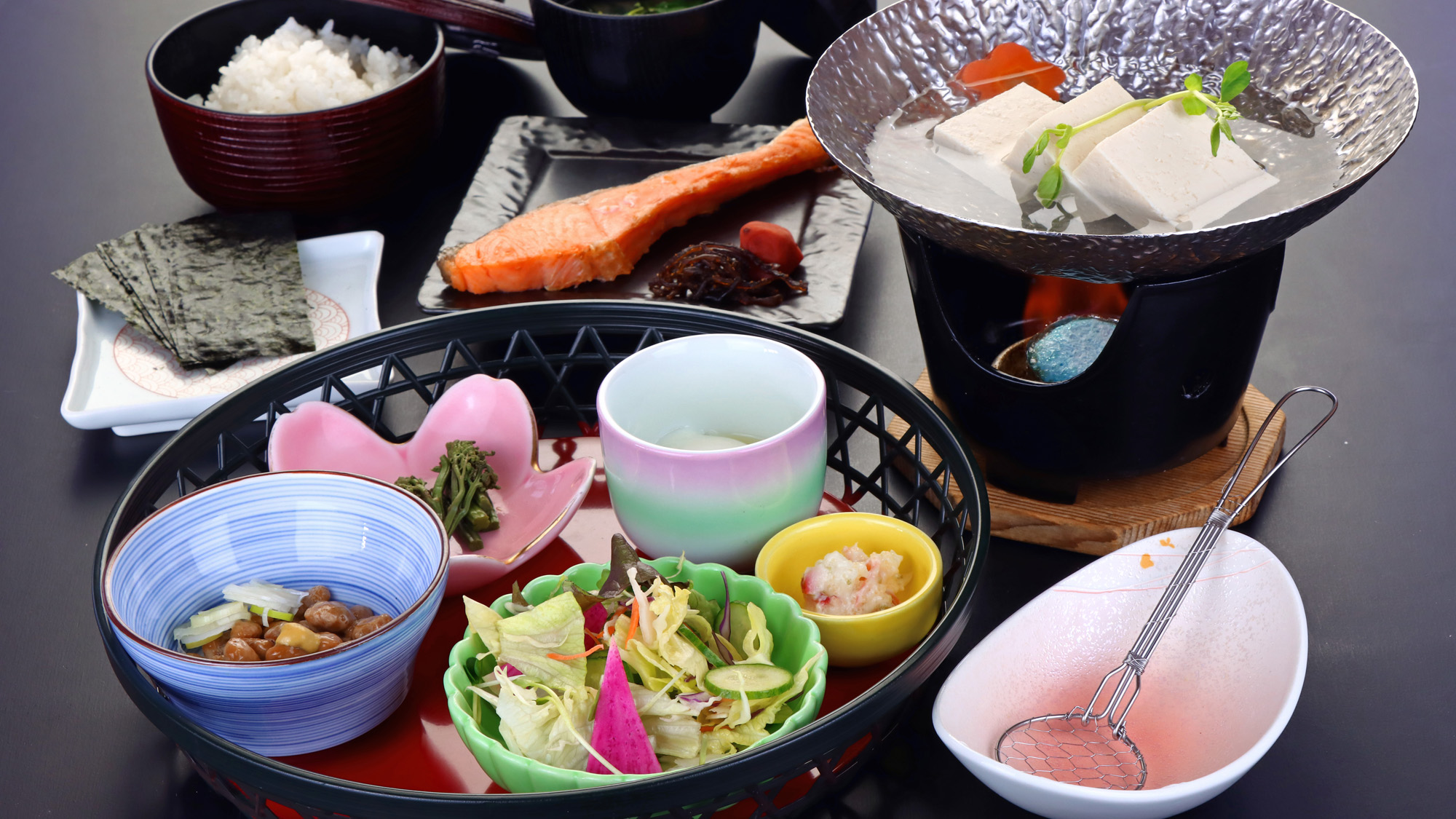 #選べる朝食≪和≫　焼き魚と湯豆腐を中心に、お米に合うおかずが並んだほっとする和朝食。