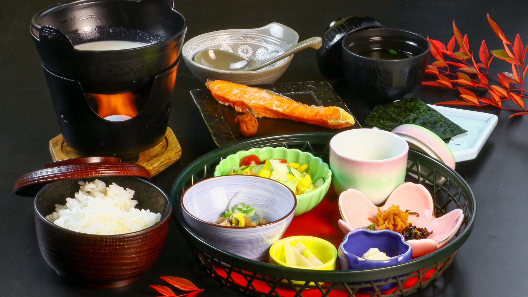 焼き魚と湯豆腐を中心に、お米に合うおかずが並んだほっとする和朝食。