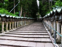 宝山寺（参道の灯籠と階段）