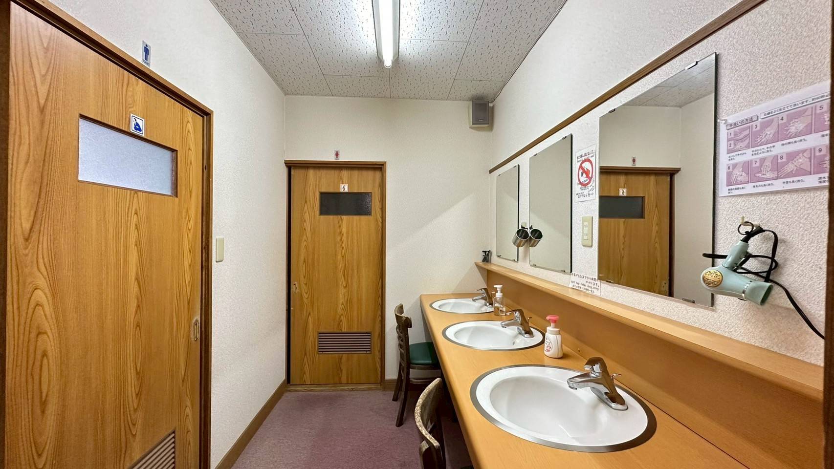 トイレと洗面所の写真です