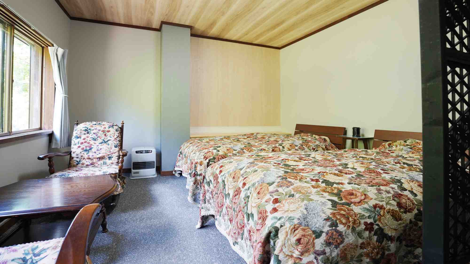 【東館・ベッドルーム】明神岳一望　心癒されるリニューアル客室