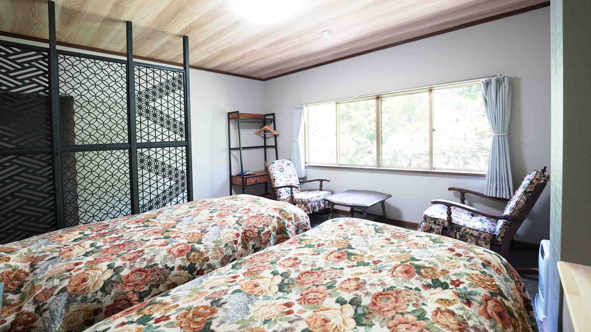 【東館・ベッドルーム】明神岳一望　心癒されるリニューアル客室