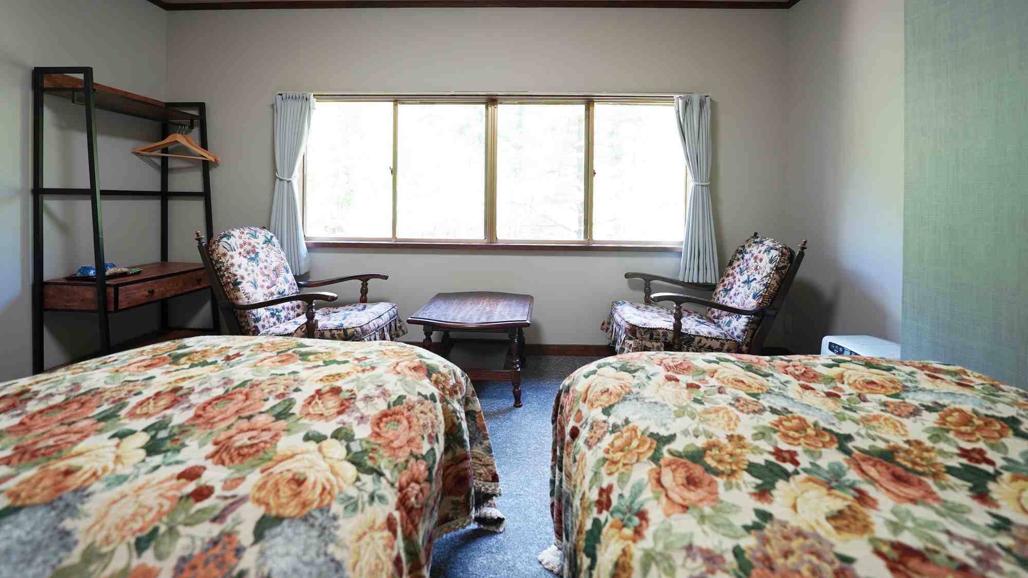 【東館・ベッドルーム】明神岳一望　心癒されるリニューアル客室