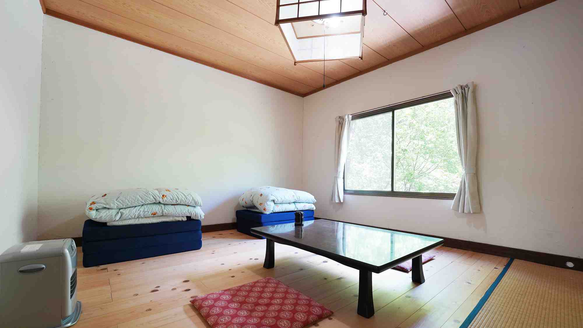 【西館・板の間13平米+2畳】目の前には雄大な明神岳を望み、四季折々の自然を感じるお部屋です。