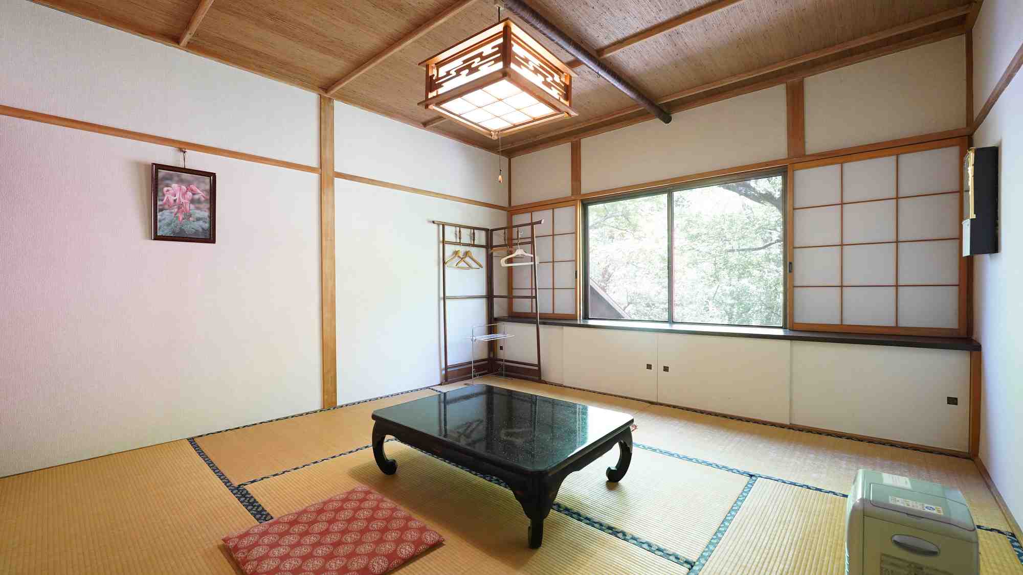 【西館・和室８畳】川のせせらぎが聞こえる、癒しの空間