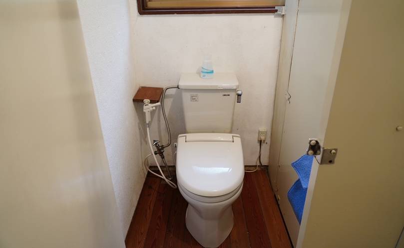 東館（2階）共同トイレです。簡易水洗となります。