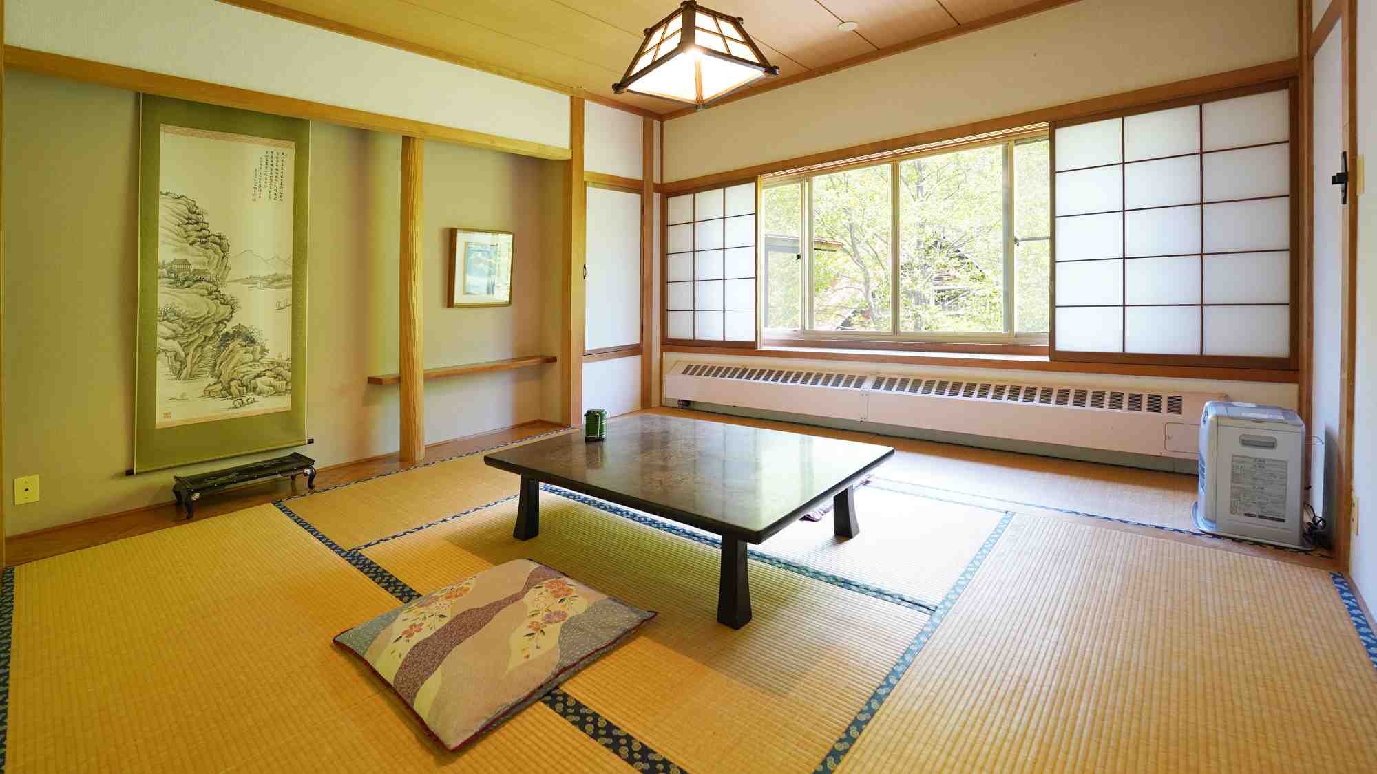 【東館・和室８畳】明神岳を一望するお部屋