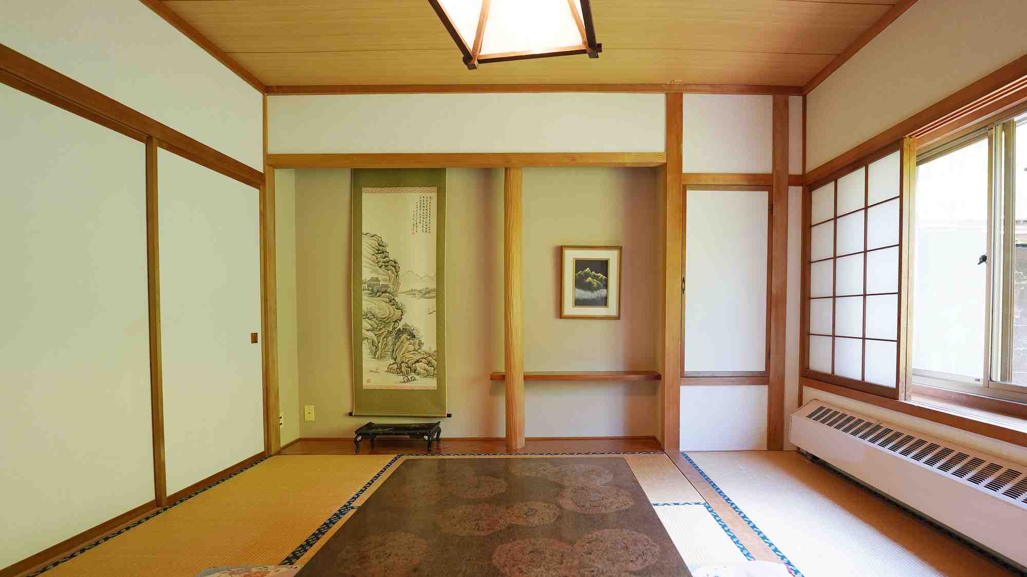 【東館・和室８畳】明神岳を一望するお部屋