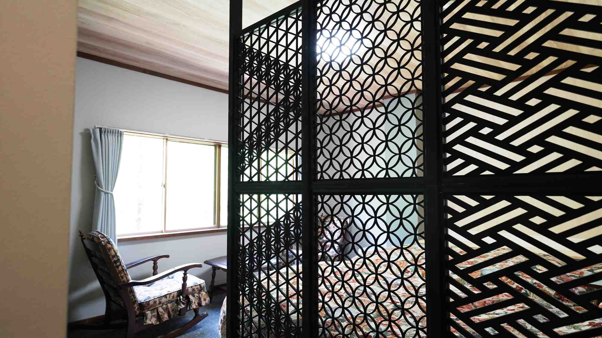 【東館・ベッドルーム】印象的な組子細工