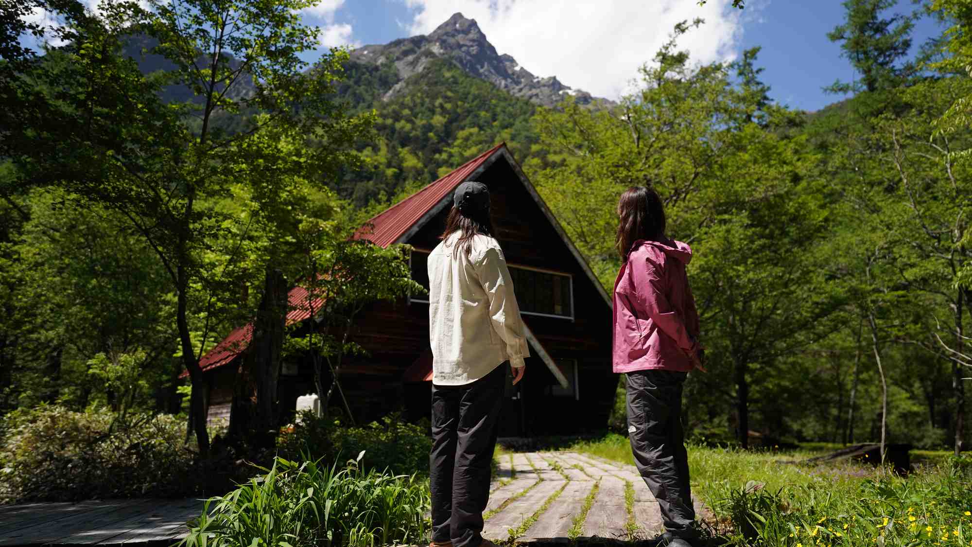 河童橋から徒歩で約60分、明神池の畔にございます。