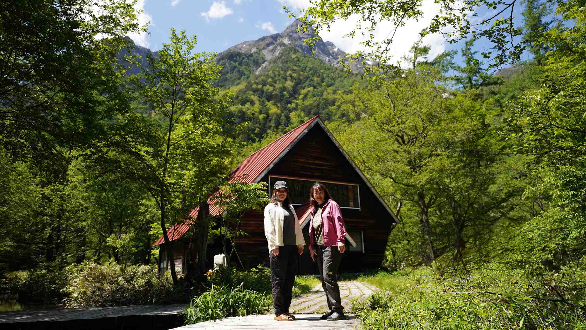 河童橋から徒歩で約60分、明神池の畔にございます。