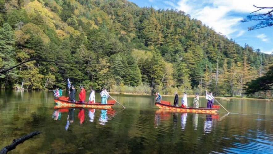 幽玄な風景「明神池お船祭り」は毎年10月8日です。