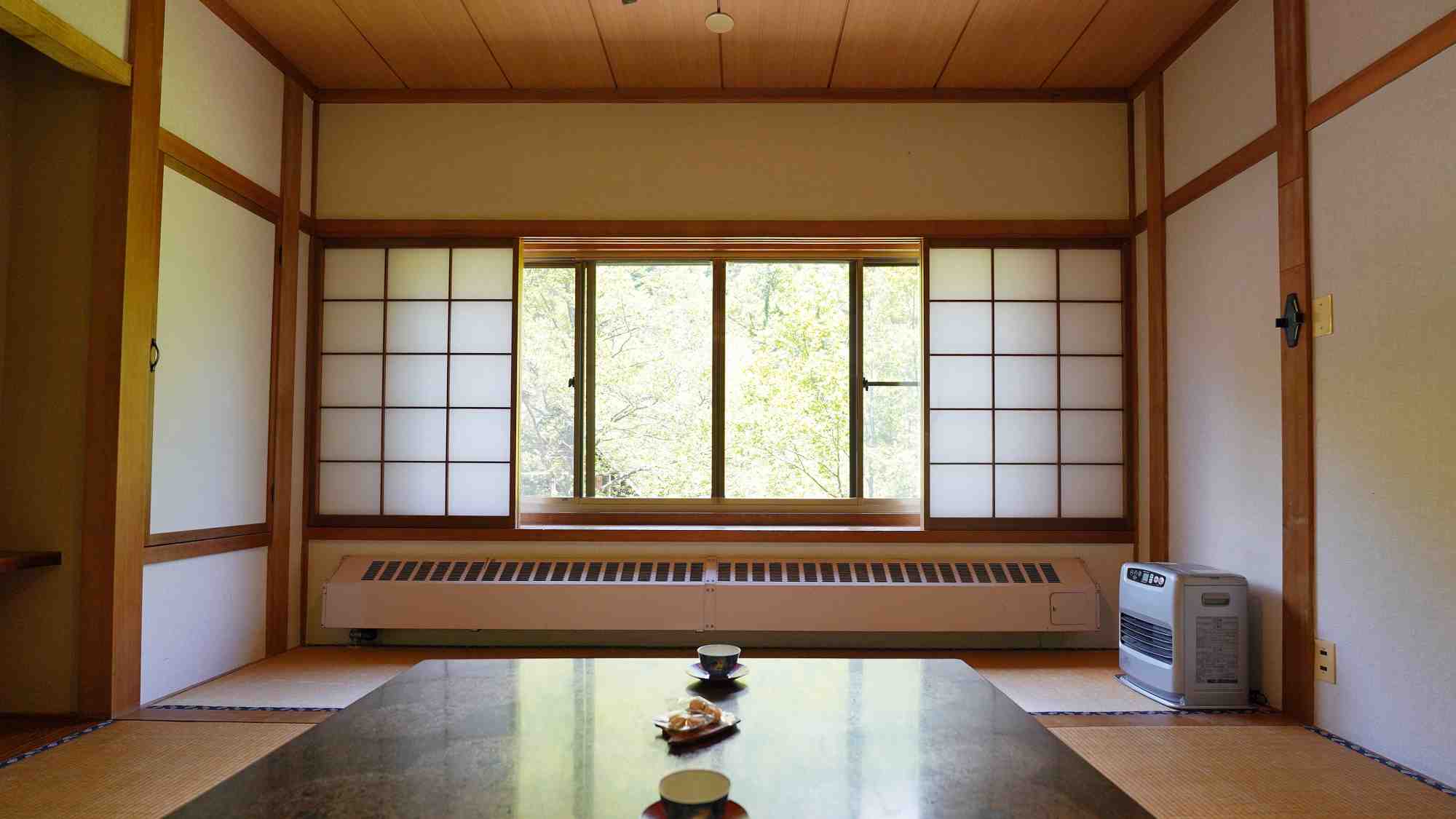 【東館・和室８畳】明神岳を一望するお部屋