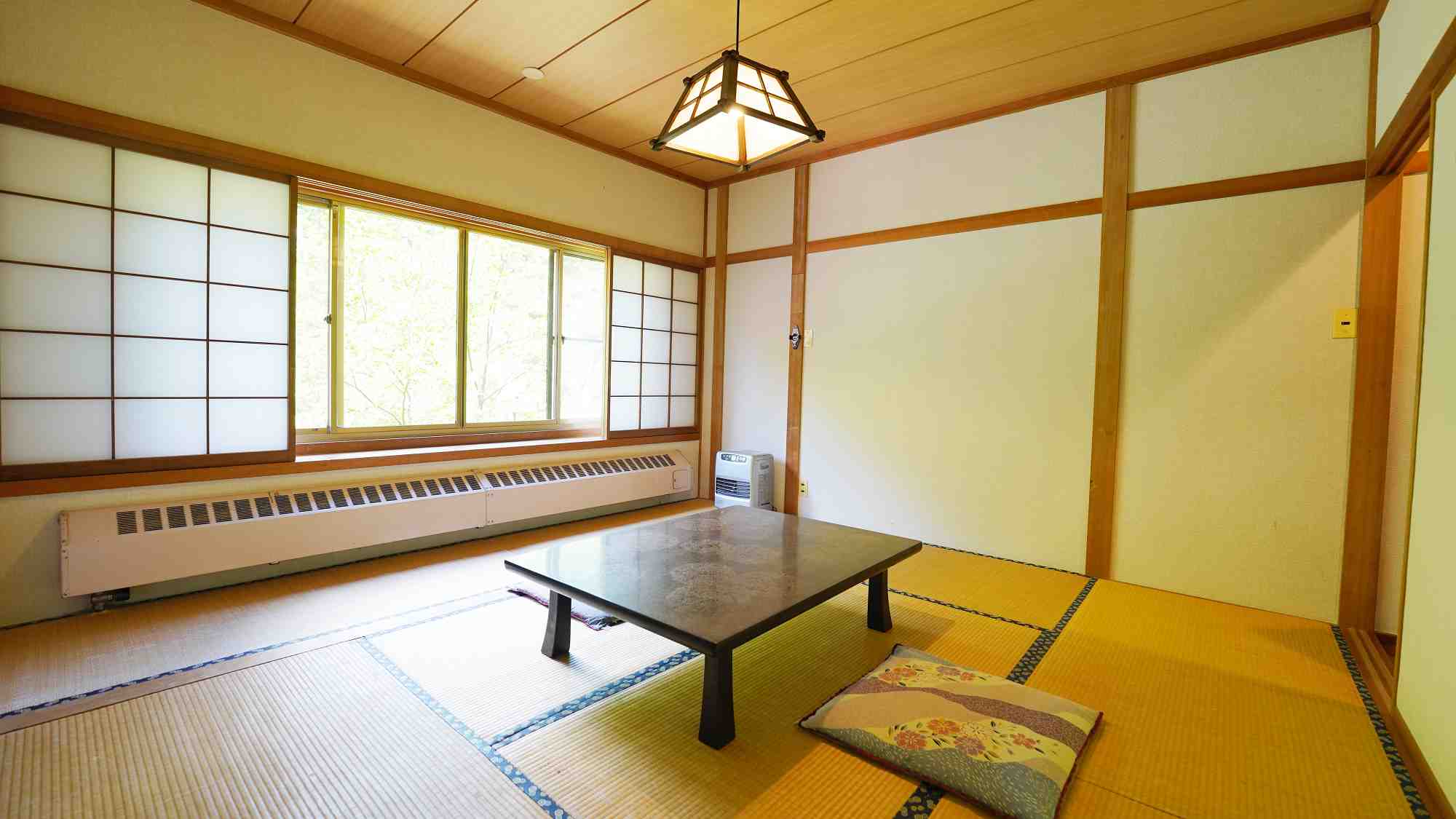 【東館・和室８畳】明神岳を一望するお部屋