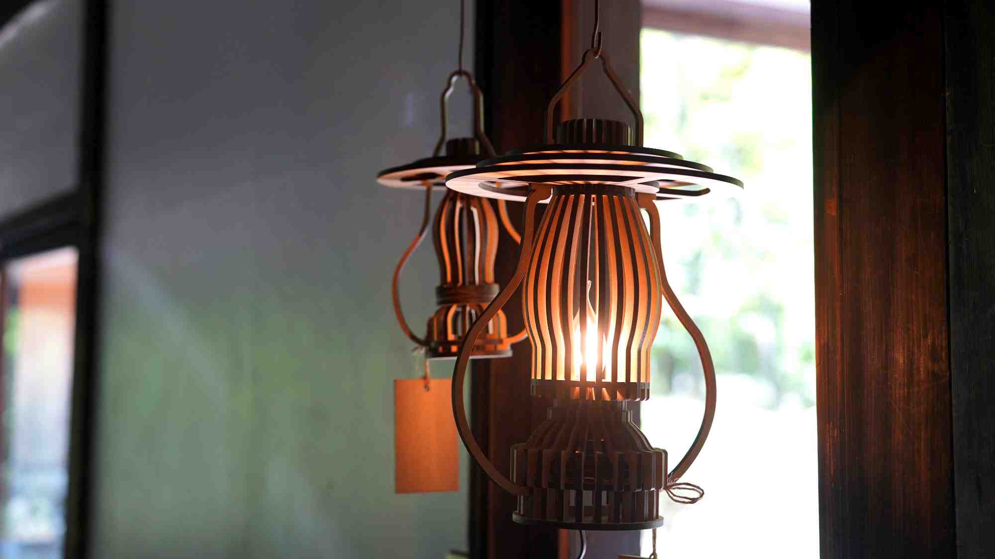 館内ロビーや併設のカフェには、温かいランプが灯ります。