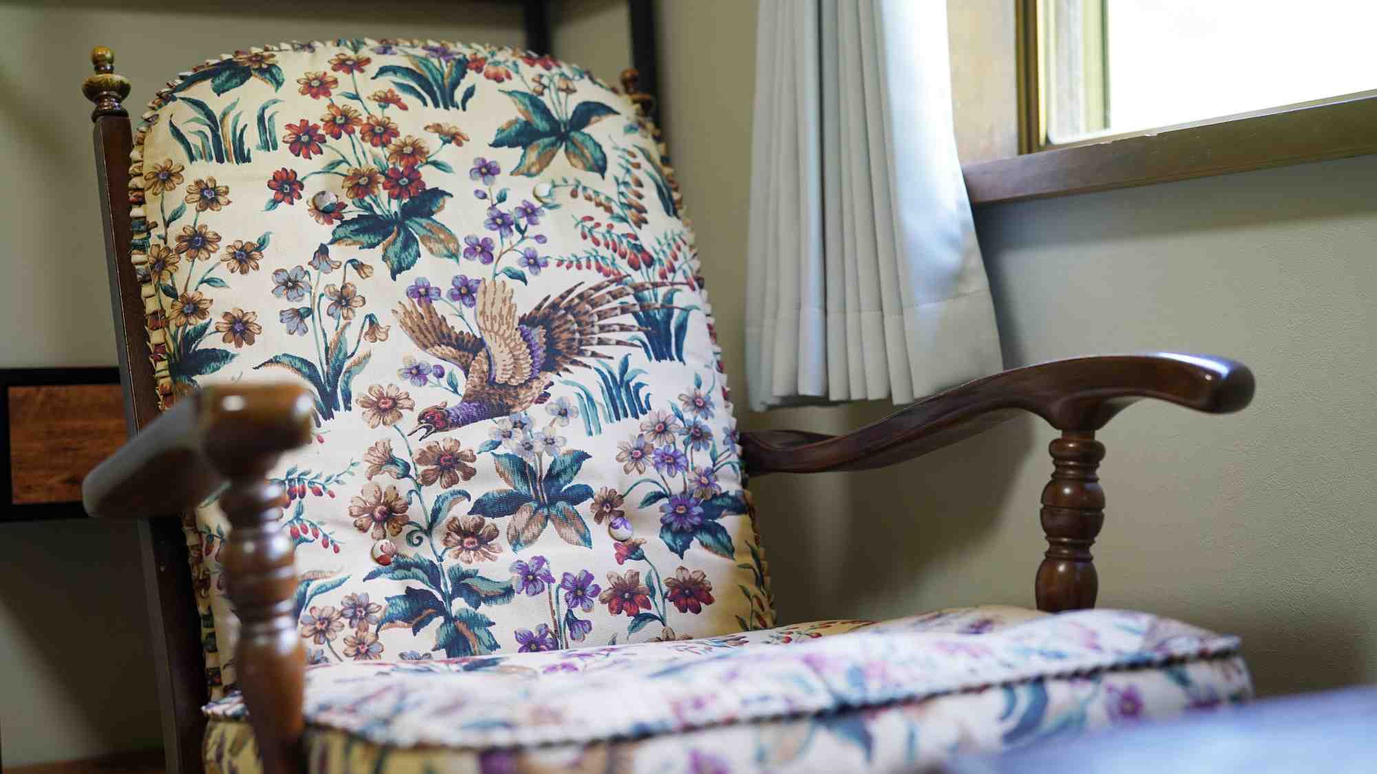 【東館・ベッドルーム】明神岳一望　心癒されるリニューアル客室