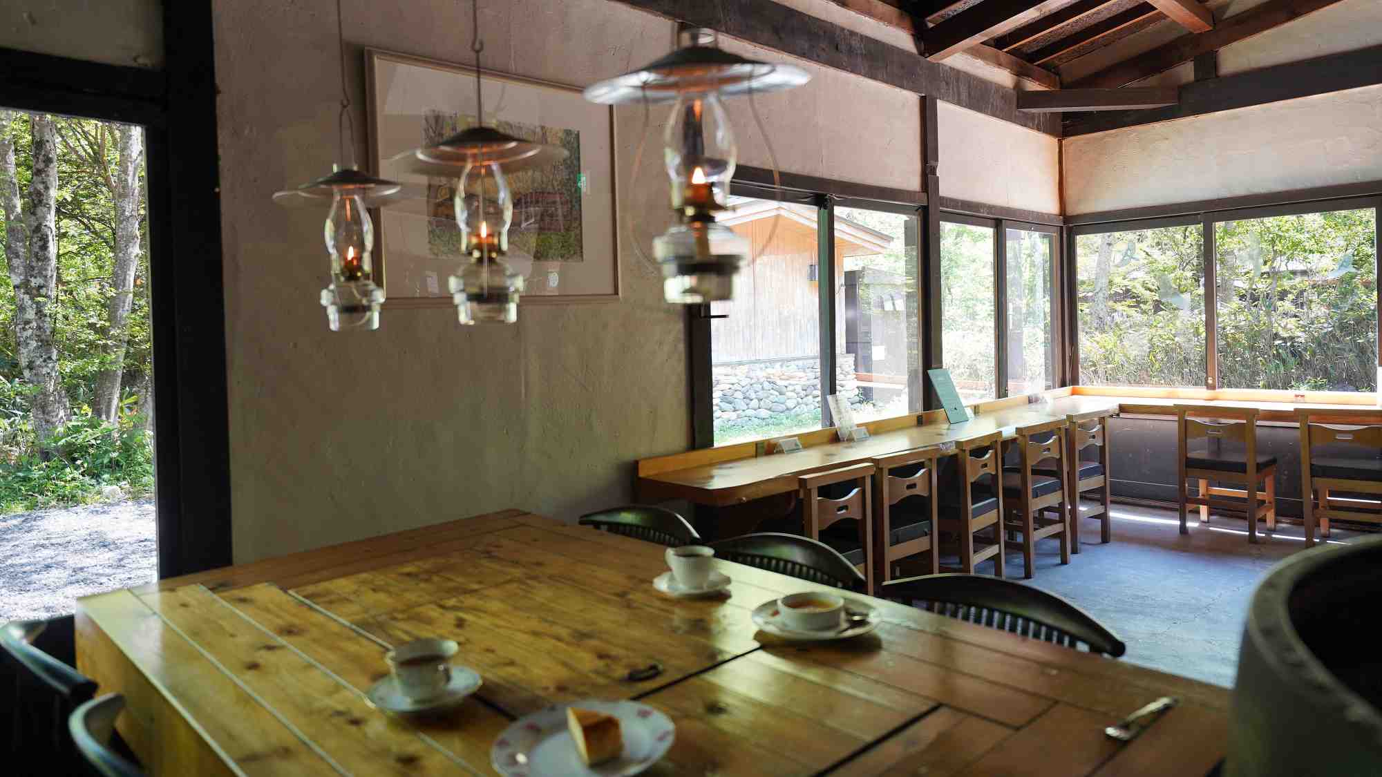 併設のカフェ店内