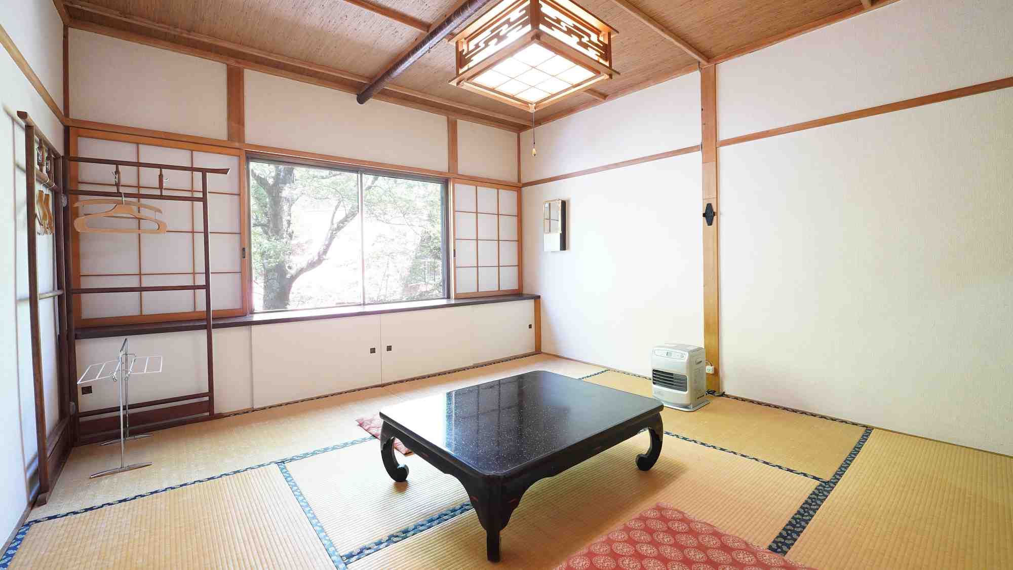 【西館・和室８畳】窓から上高地の自然を眺めます