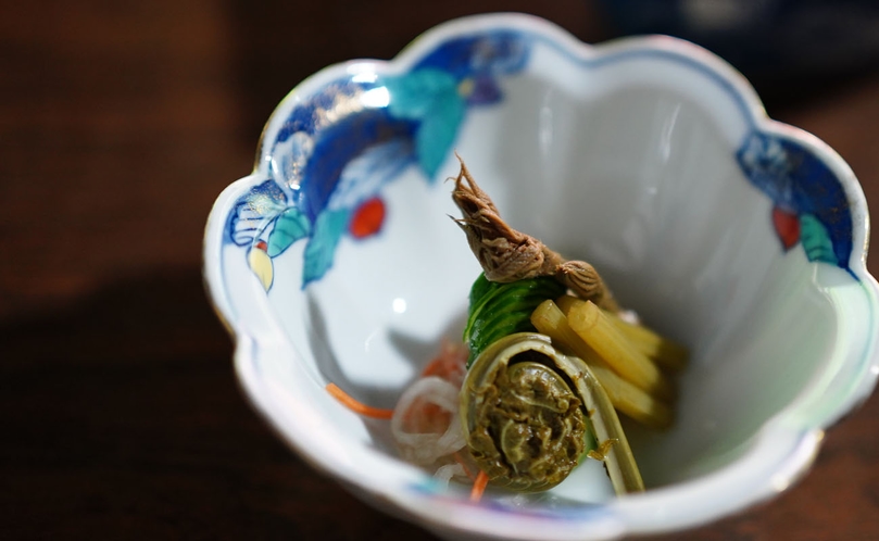 【信州山ごはん】季節野菜や山菜の酢の物の一例。プランにより内容が若干変更となります。