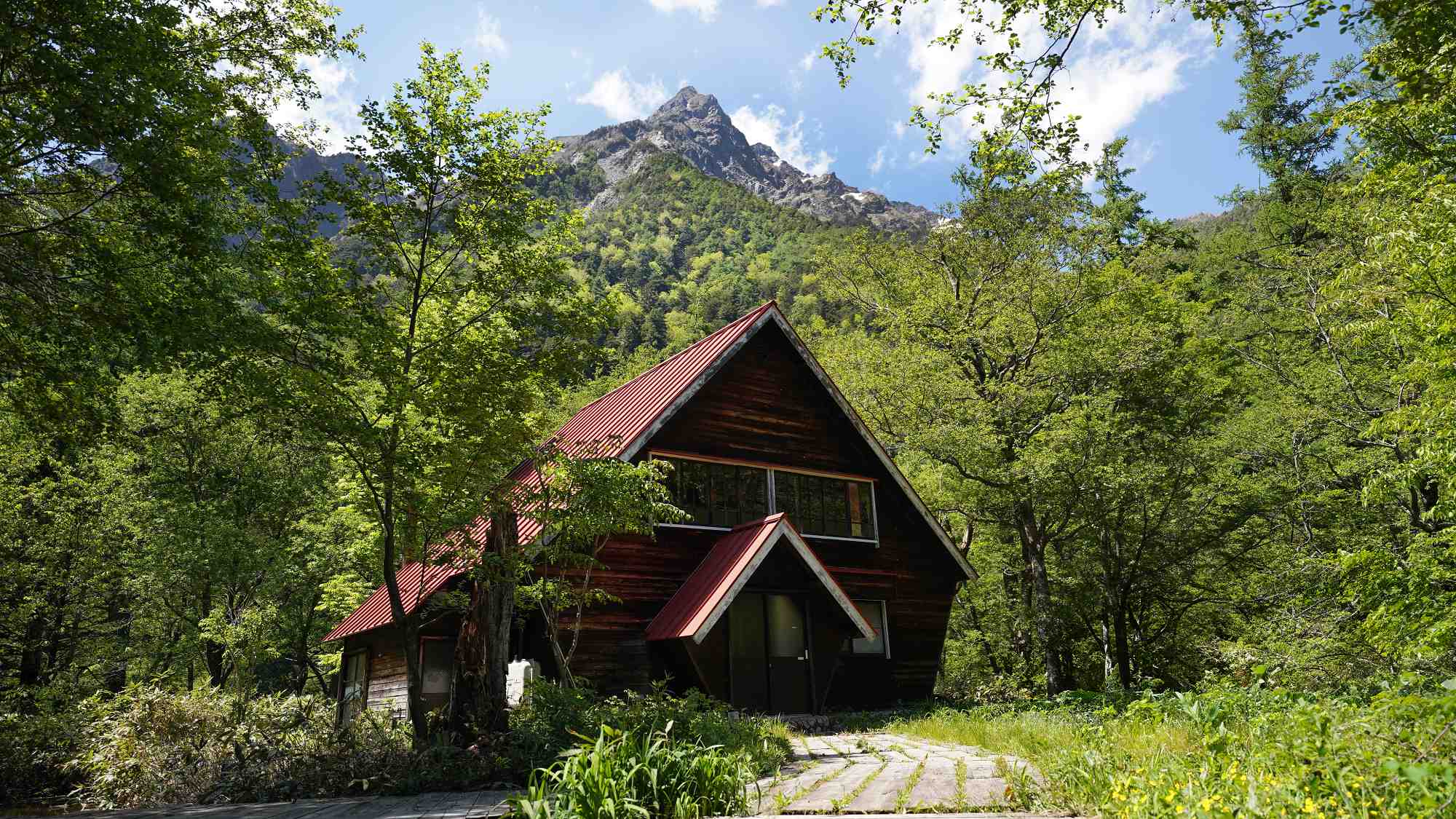 当館から望む明神岳は様々な表情を見せてくれます。
